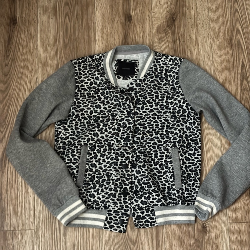 Iris Basic Leopard print button sweater w/ grey sleeves